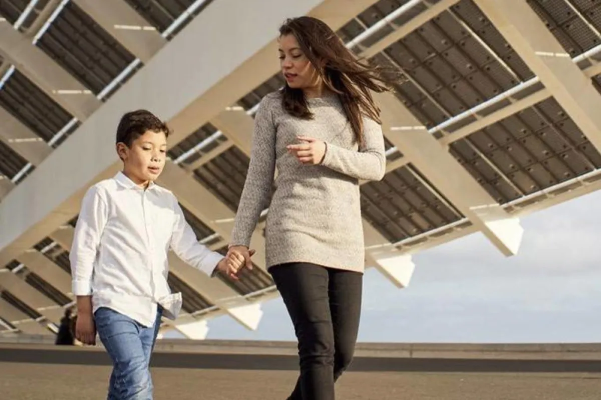 صورة أم تهدد ابنها