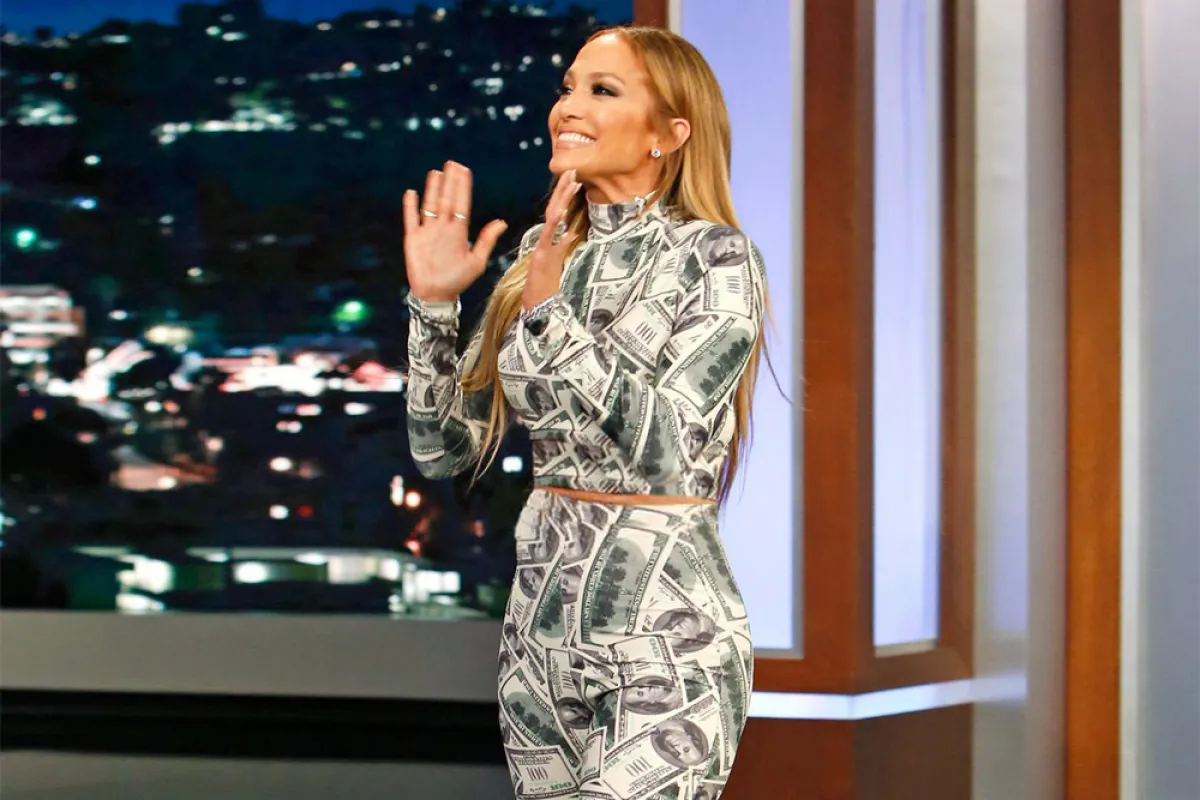 جنيفر لوبيز ترتدي زياً من النقود