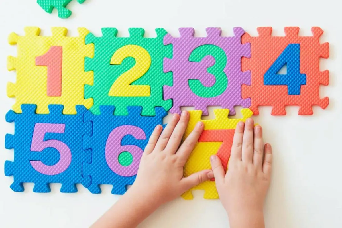 صورة لطفل ينسق الأرقام