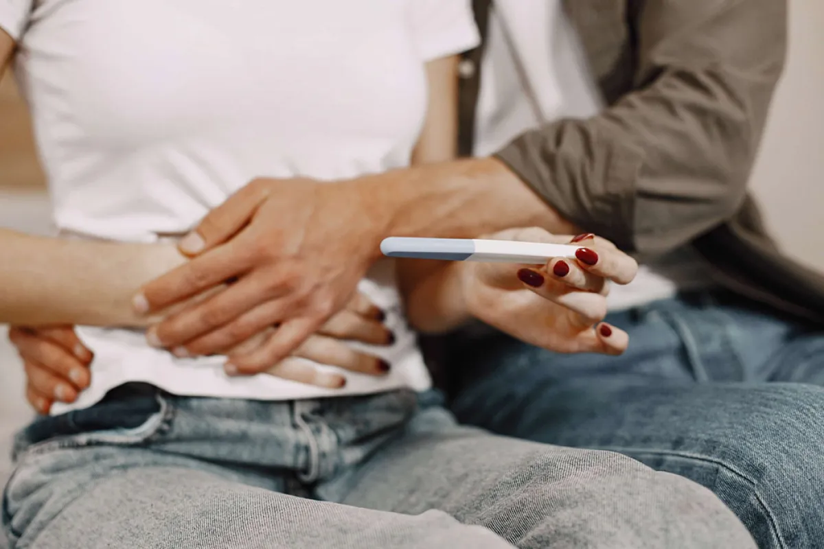 صورة زوجين سعيدين بالحمل