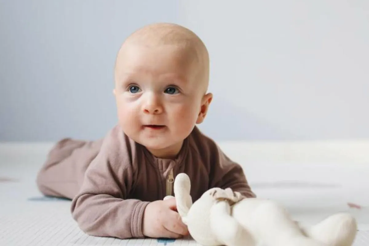 صورة لطفل رضيع ينام على بطنه