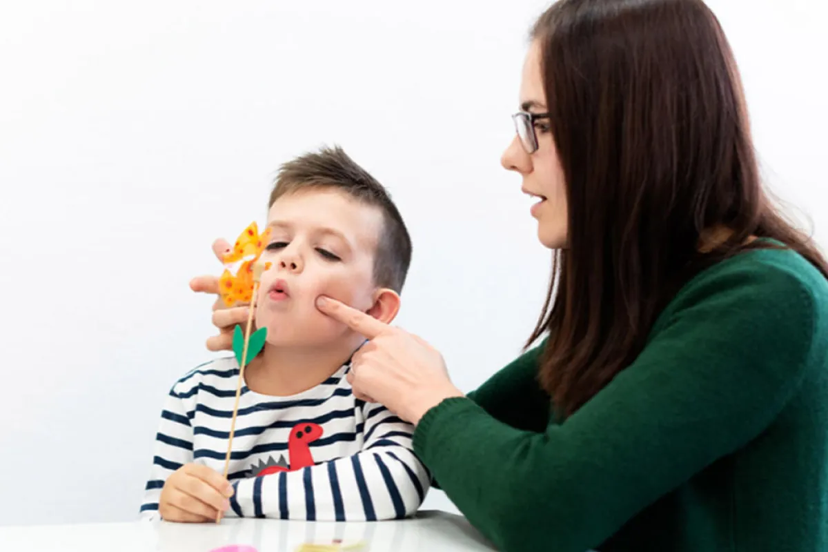 صورة لتمرين الطفل على النطق