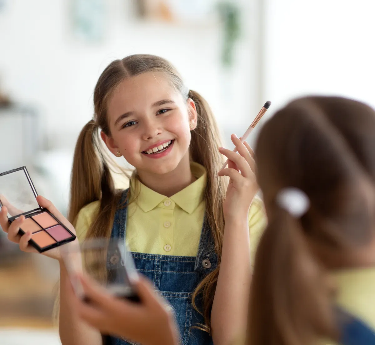 صورة لفتاة تتفقد أدوات الماكياج