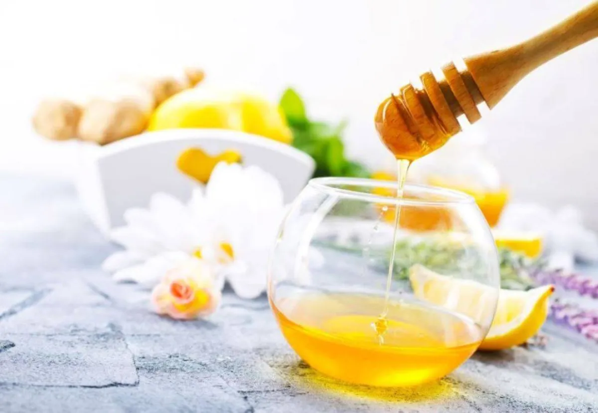 يُعدّ العسل مُرطِّباً طبيعياً للجلد