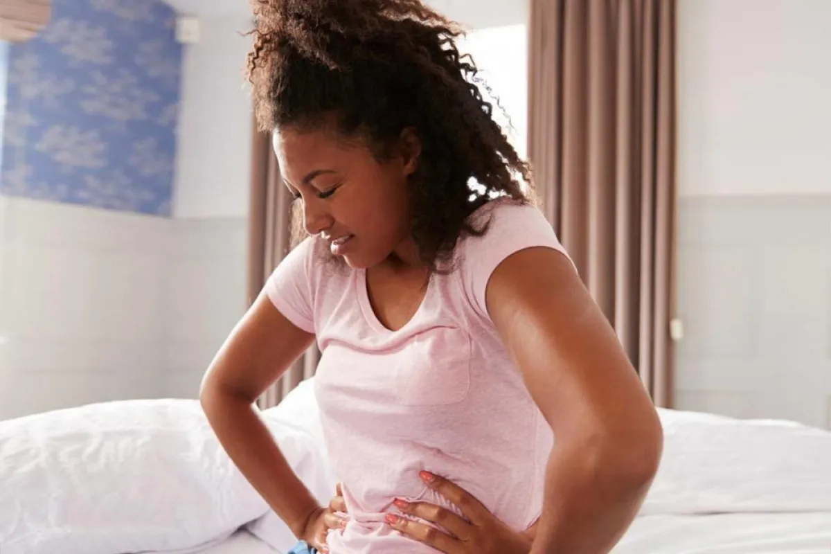 صورة لامرأة تعاني من ألم الدورة الشهرية