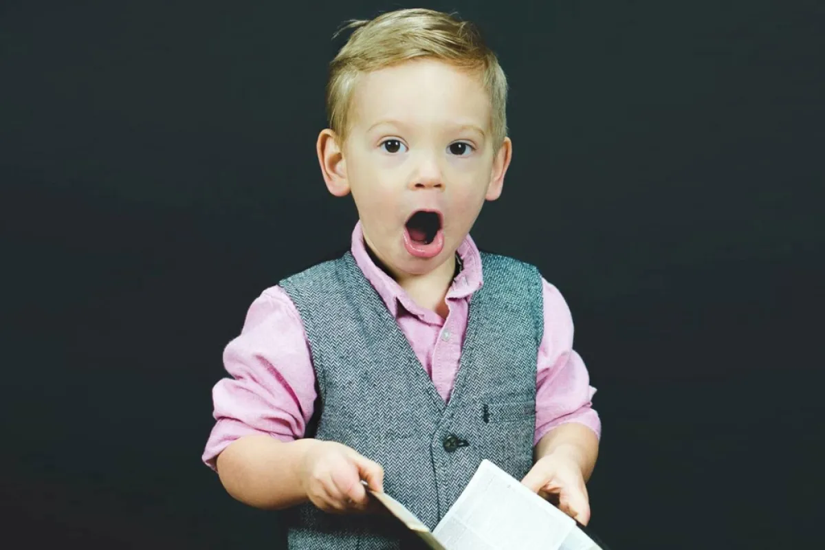 صورة لطفل يحاول الحفظ والقراءة