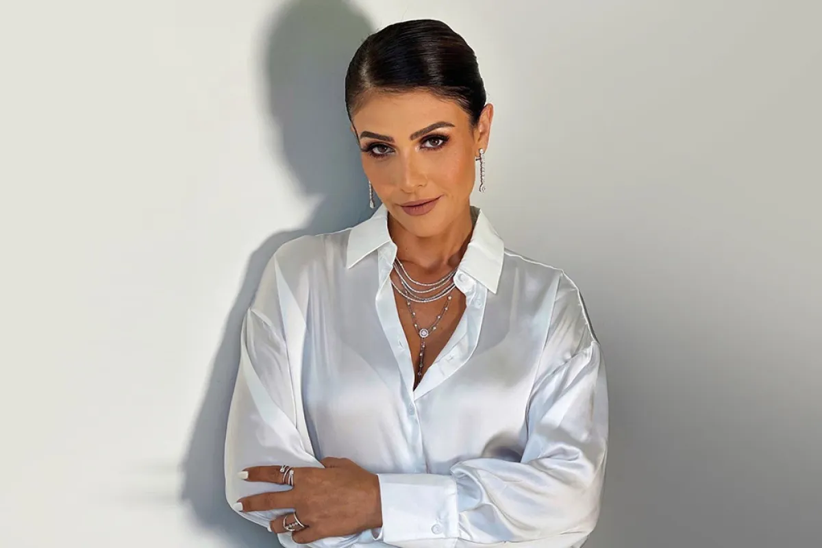 بسمة بإطلالة عصرية كلاسيكية باللون الأبيض