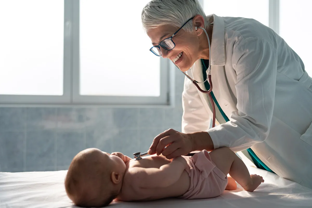 صورة لطبيب يفحص الطفل