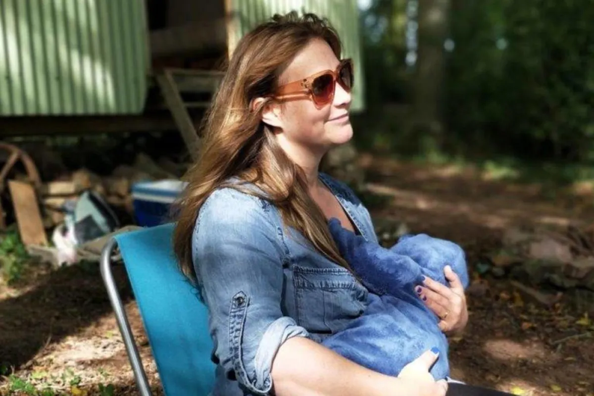 صورة لأم تحرص على الرضاعة