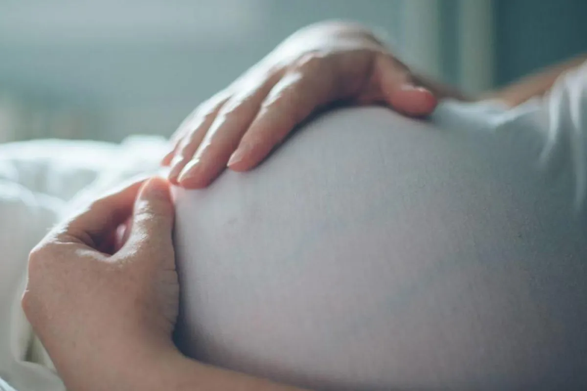 صورة لحامل مستلقية