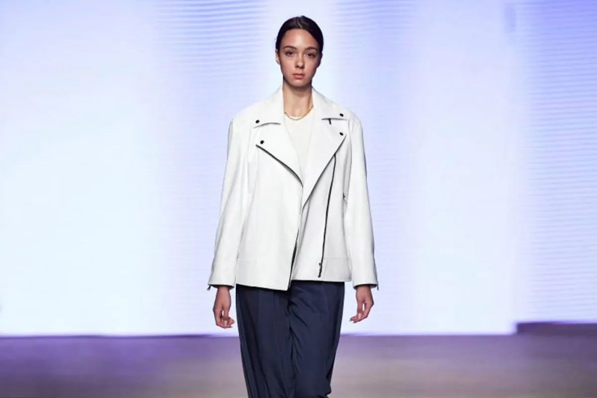 سراويل كلاسيكية للمرأة العاملة