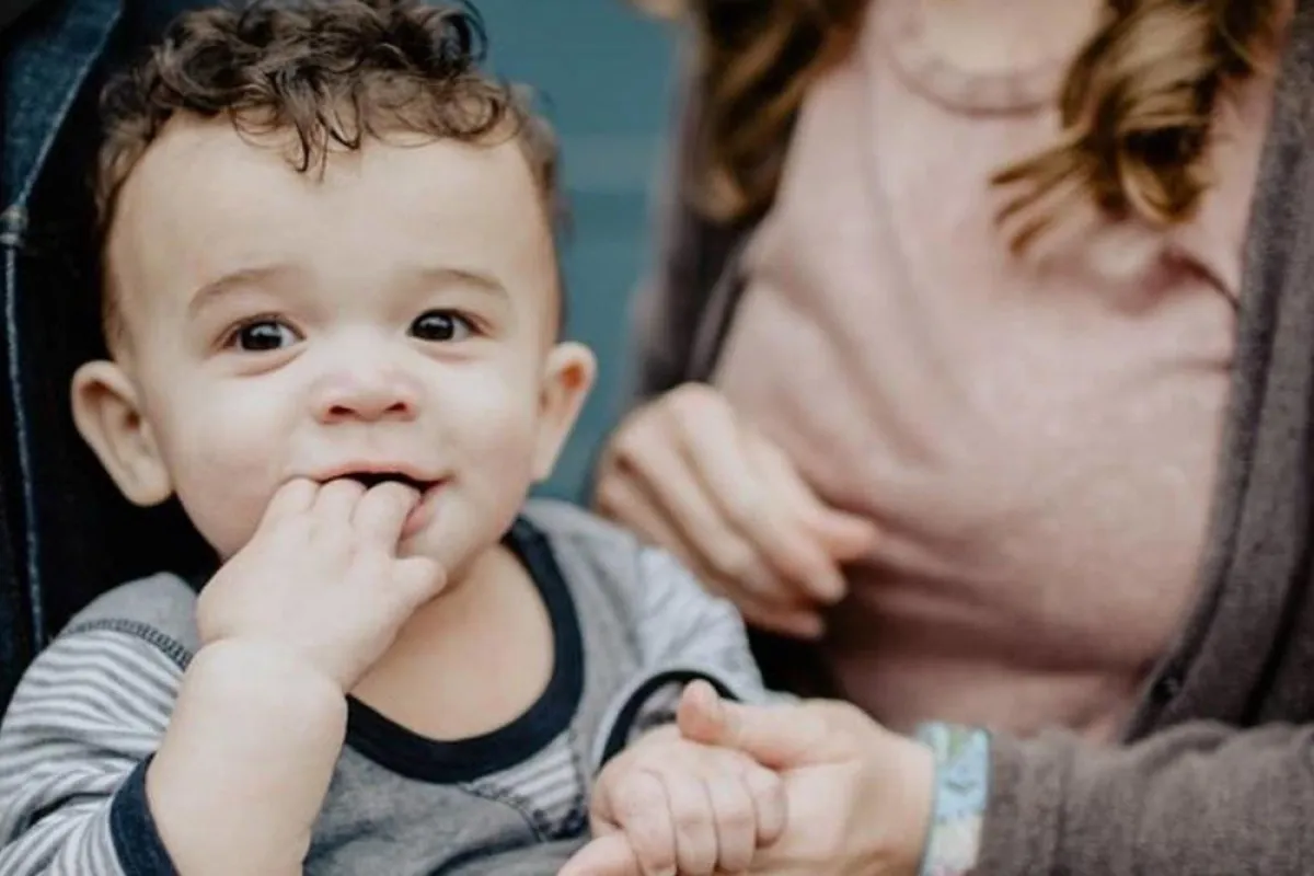 صورة لطفل يقوم بسلوك سيء