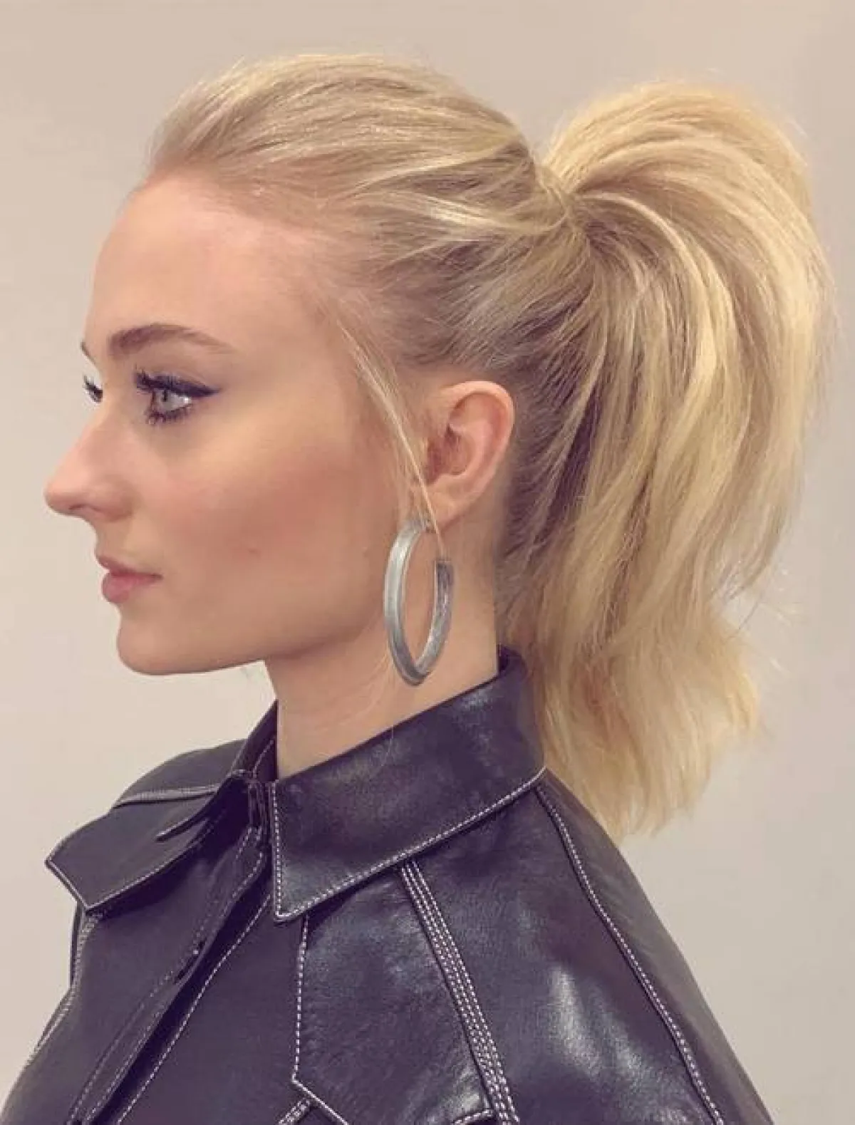 تسريحة ذيل الحصان العالية