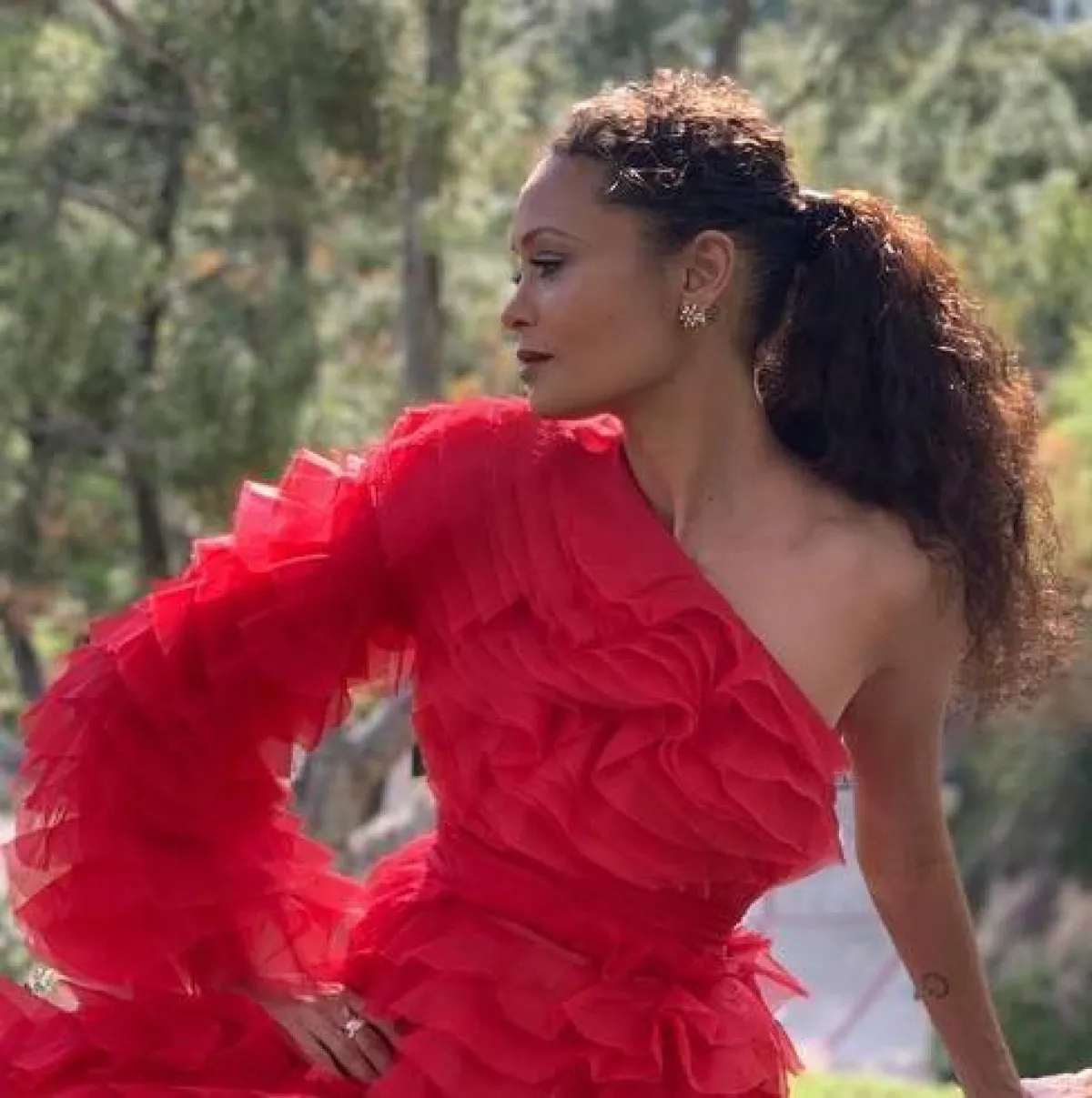 تسريحة ذيل الحصان الكيرلي