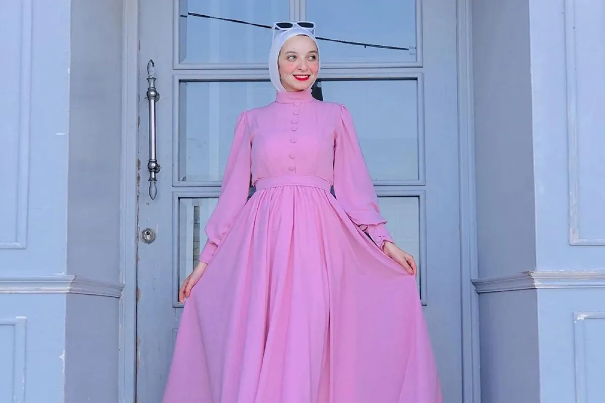 ميار محمود بفستان زهري برقبة مرتفعة -الصورة من حسابها على الانستغرام