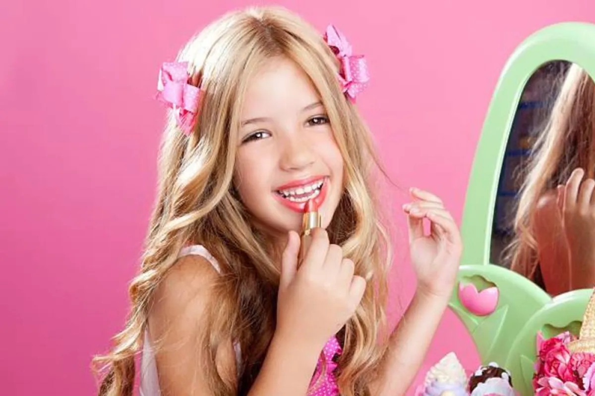 صورة لفتاة صغيرة تتجمل