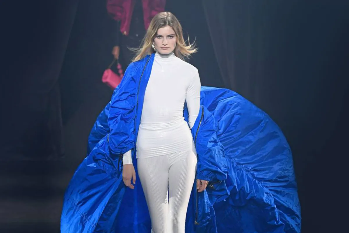 عرض مؤثر في تكريم ألبير إلباز يختم أسبوع باريس للموضة