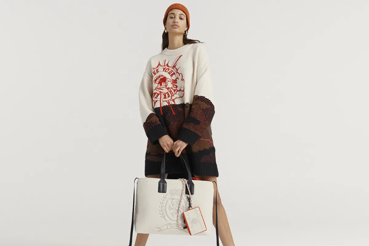 إطلالة مشرقة لحقيبة اليد البيضاء من تومي هيلفيغر Tommy Hilfiger