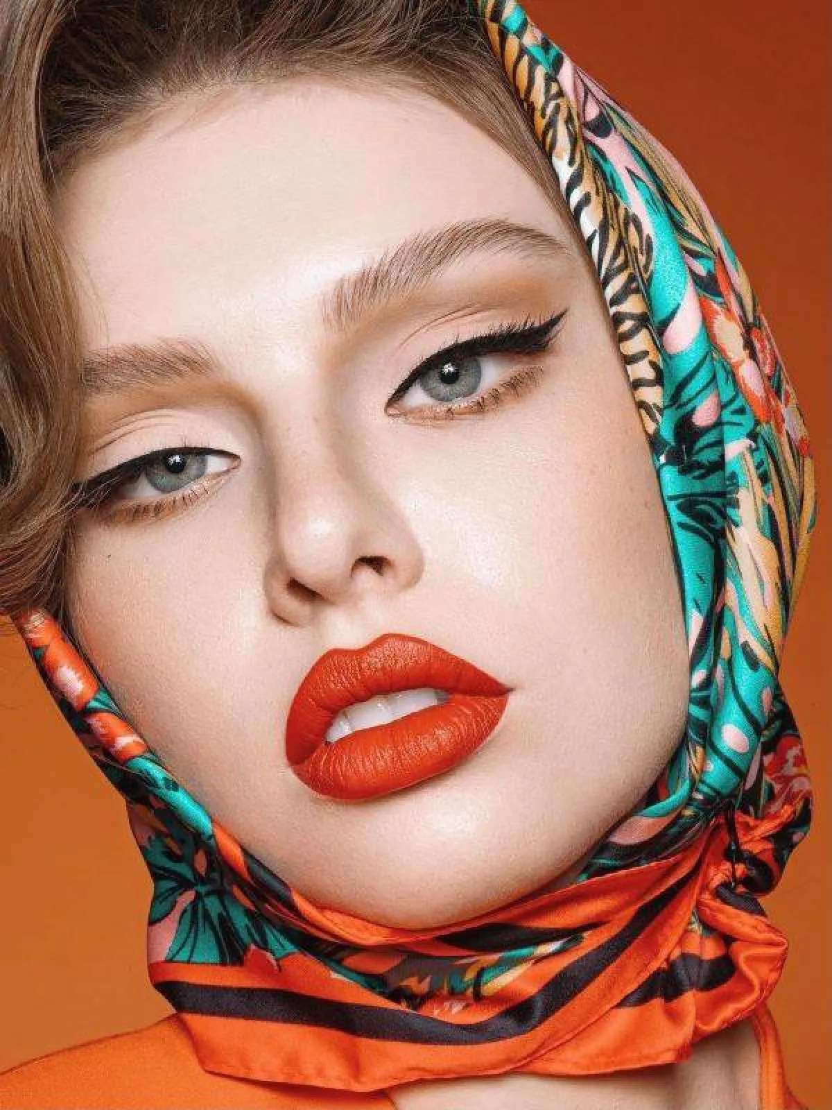 مكياج ناعم مع احمر الشفاه الداكن