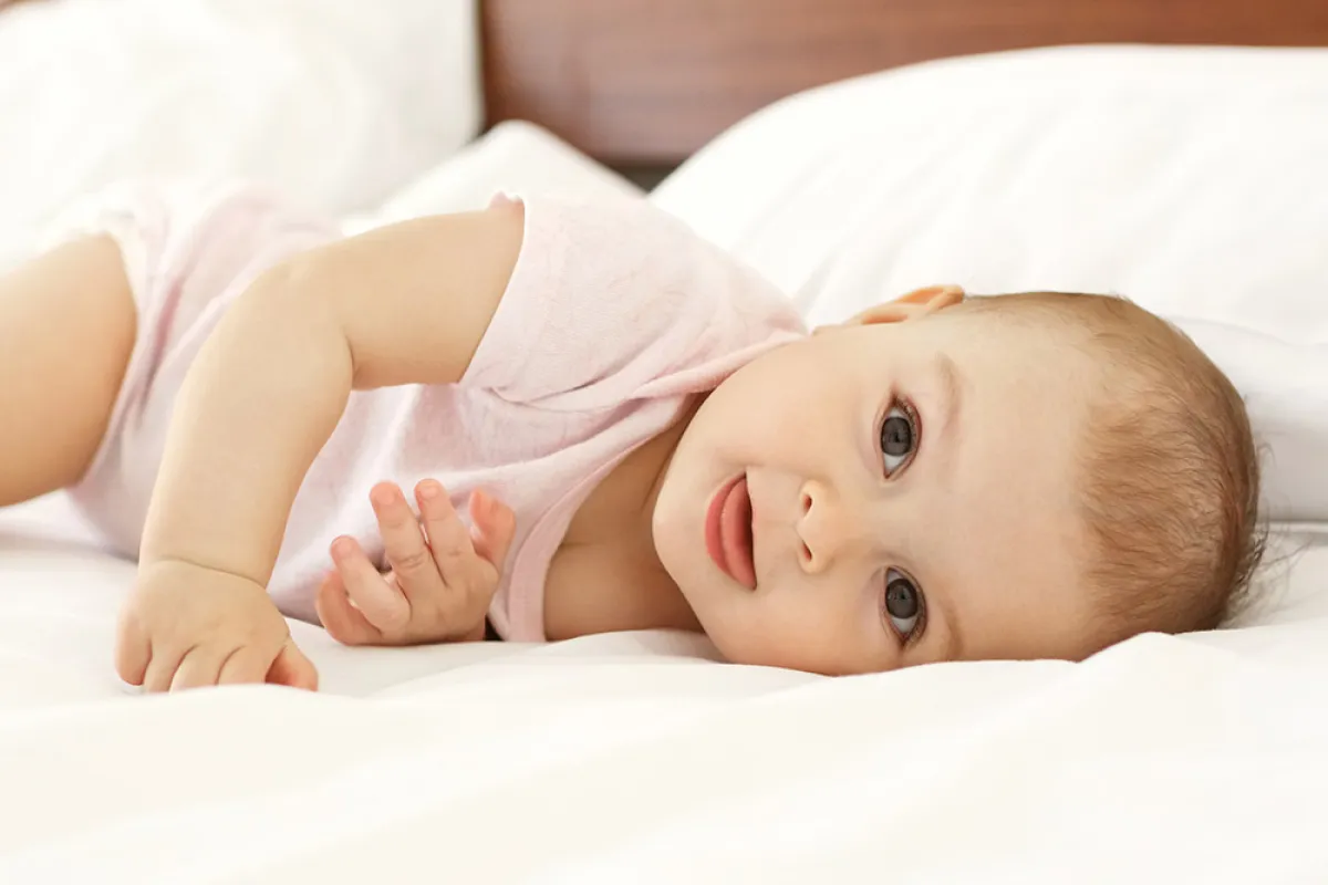 صورة لطفل يخرج لسانه 