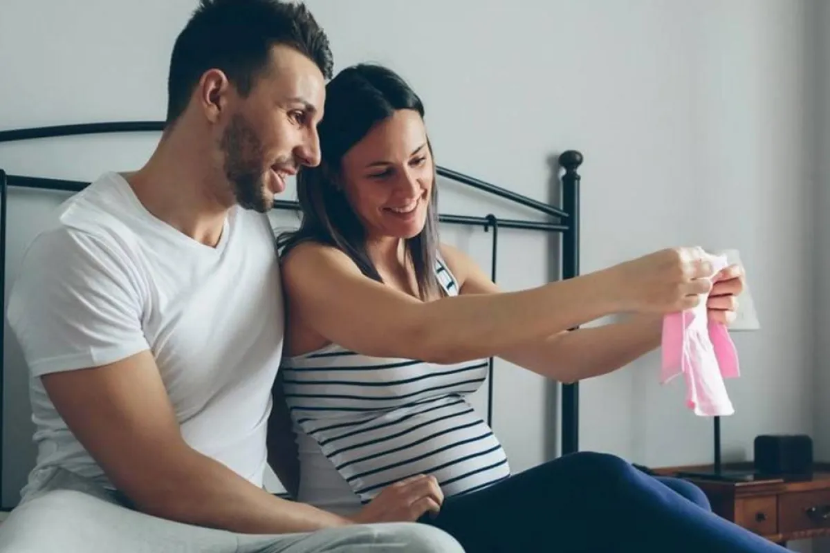 صورة لأبوين يتفقدان حاجيات المولود