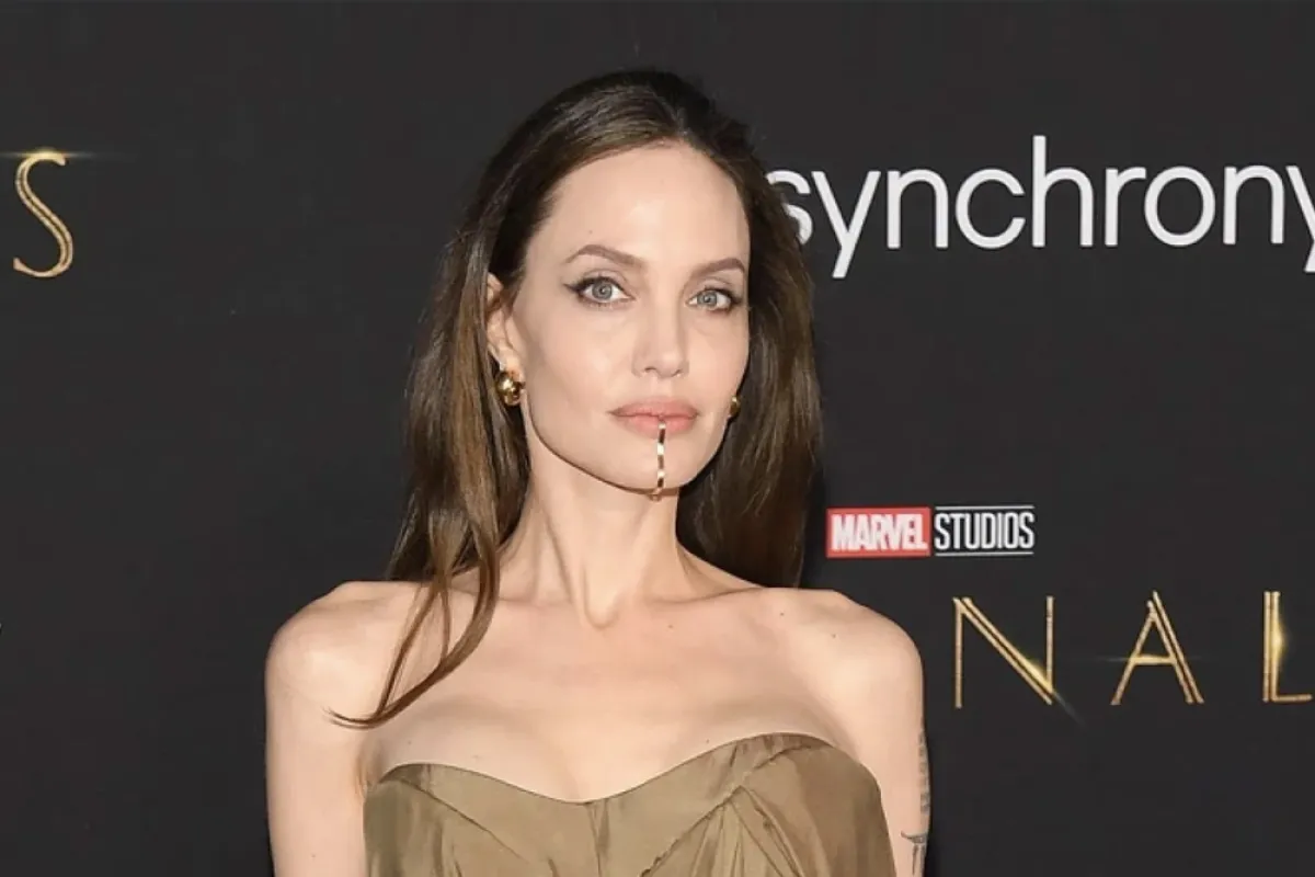 انحلينا جولي بإسوارة الشفتين والذقن hloeXHalle Chin Cuff-الصورة من موقع مجوهرات NINA BERENATO JEWELRY