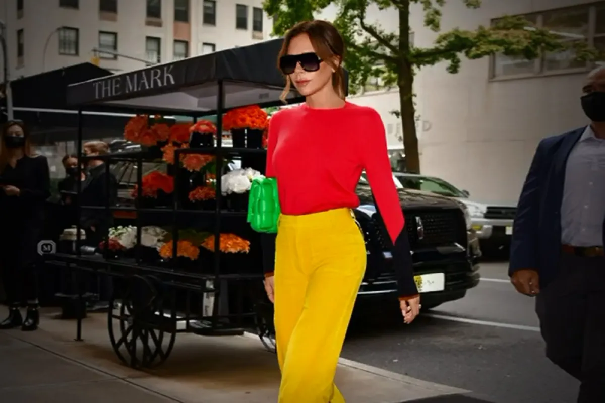 فكتوريا بيكهام ترتدي الوان قوية