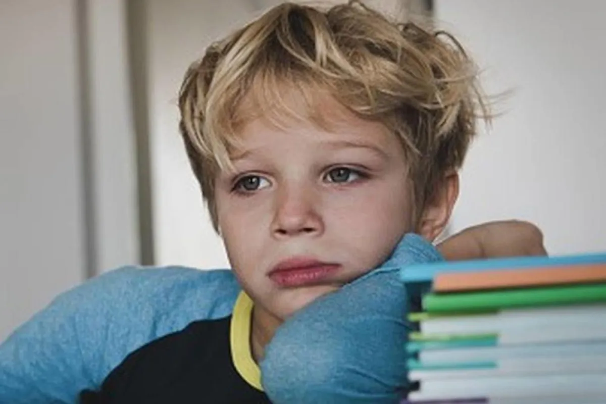 صورة لطفل يشعر بالاكتئاب