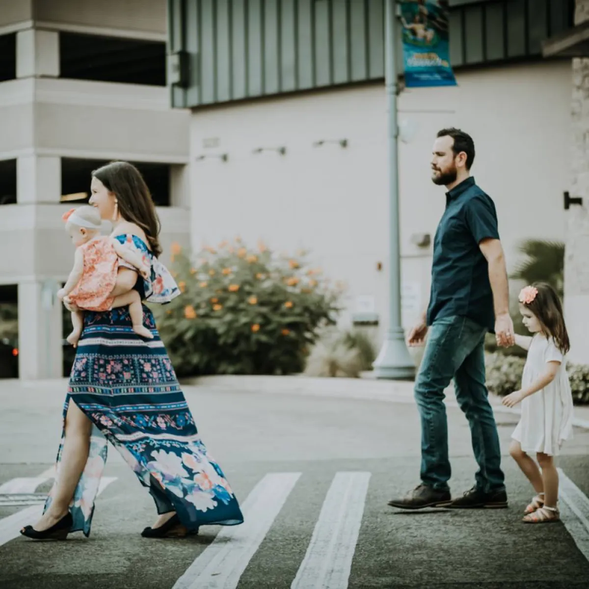 أسرة في طريقها للتنزه 