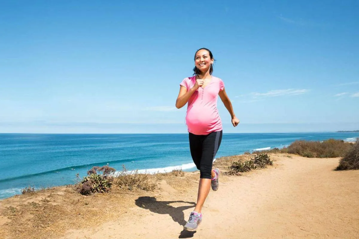 صورة لحامل تقوم برياضة المشي