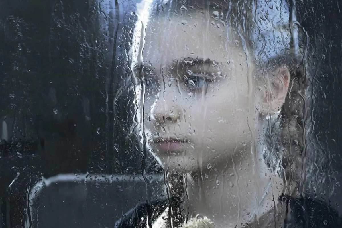 صورة لطفلة تعاني مشكلة نفسية