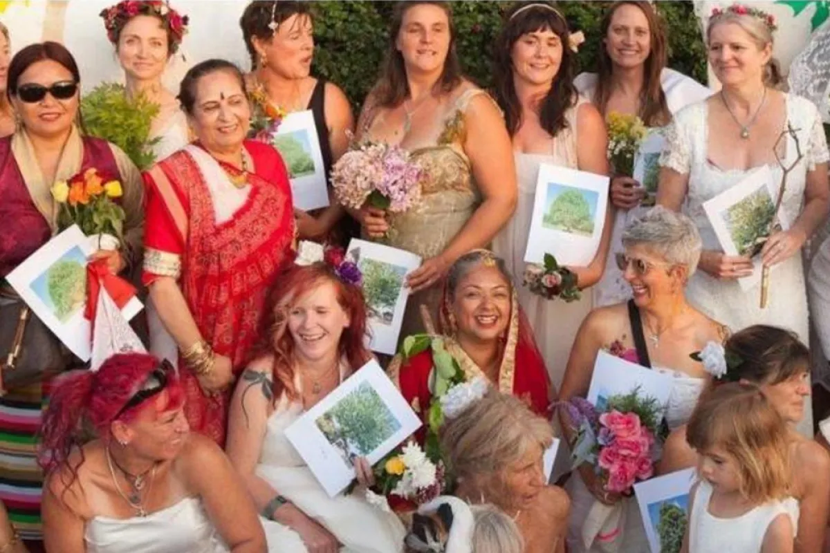 سيدات يرتدين ملابس بيضاء ويحملن صور أشجار