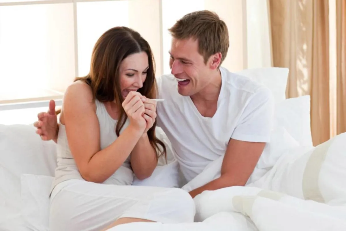 صورة لزوجين سعيدين بالحمل