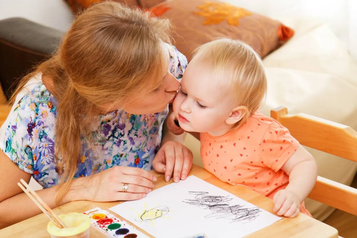 أم تعلم طفلها الرسم