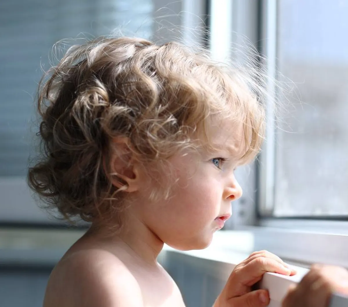 صورة لطفل يفكر