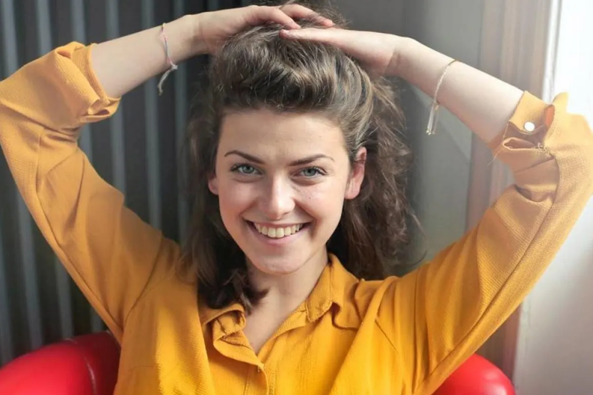 صورة لحامل سعيدة بحملها