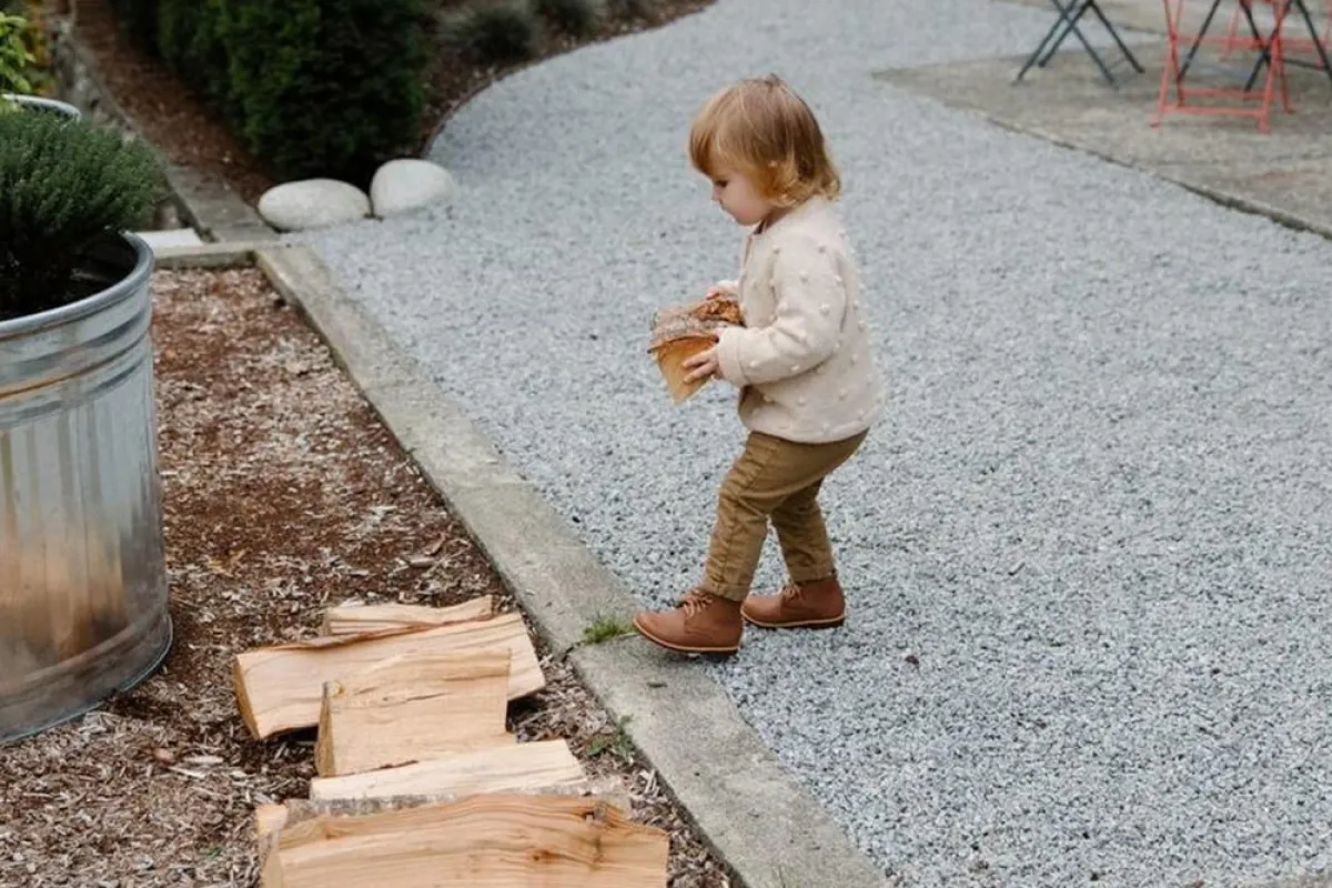 صورة لطفلة تساعد في تنظيم الحديقة