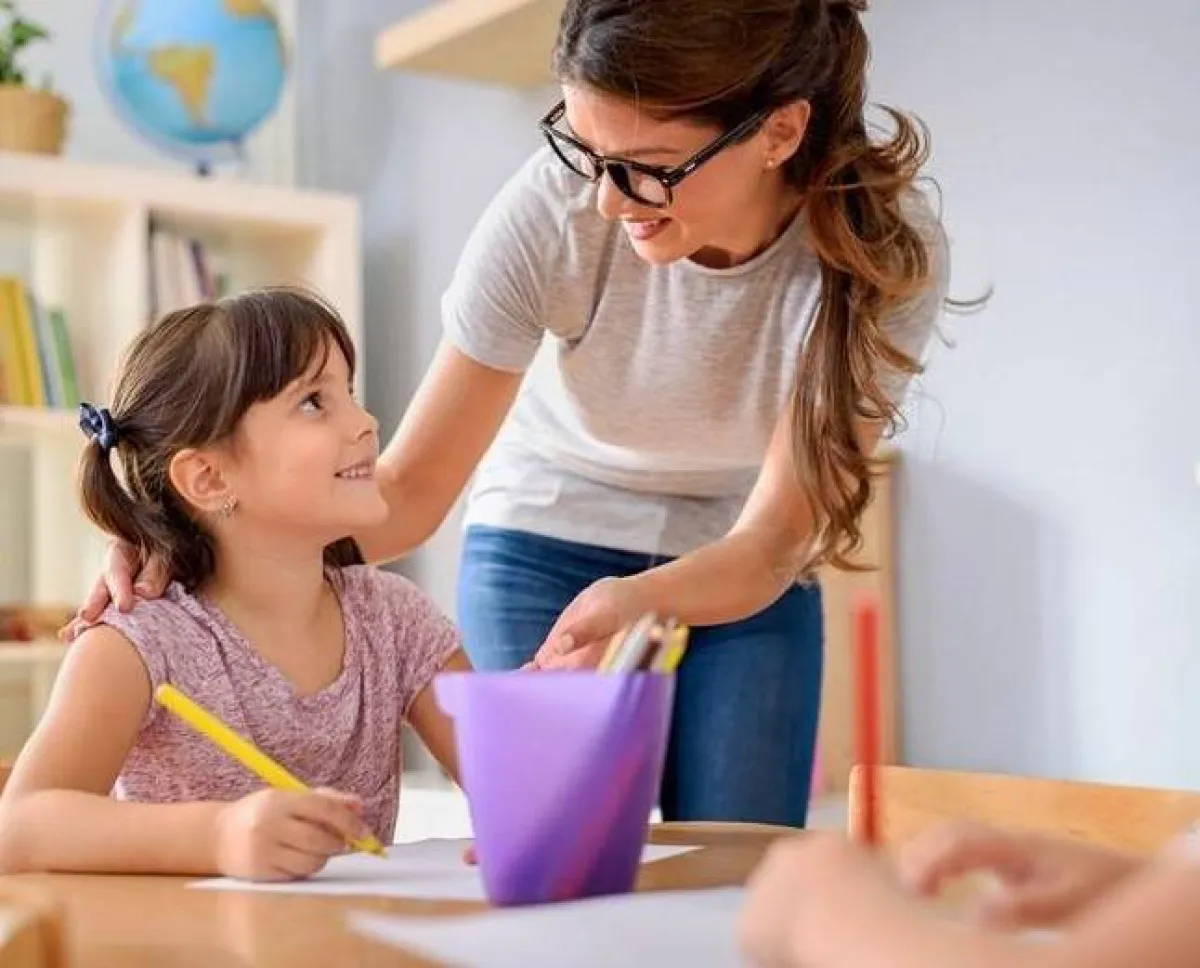 صورة أم تستمع لقراءة ابنتها