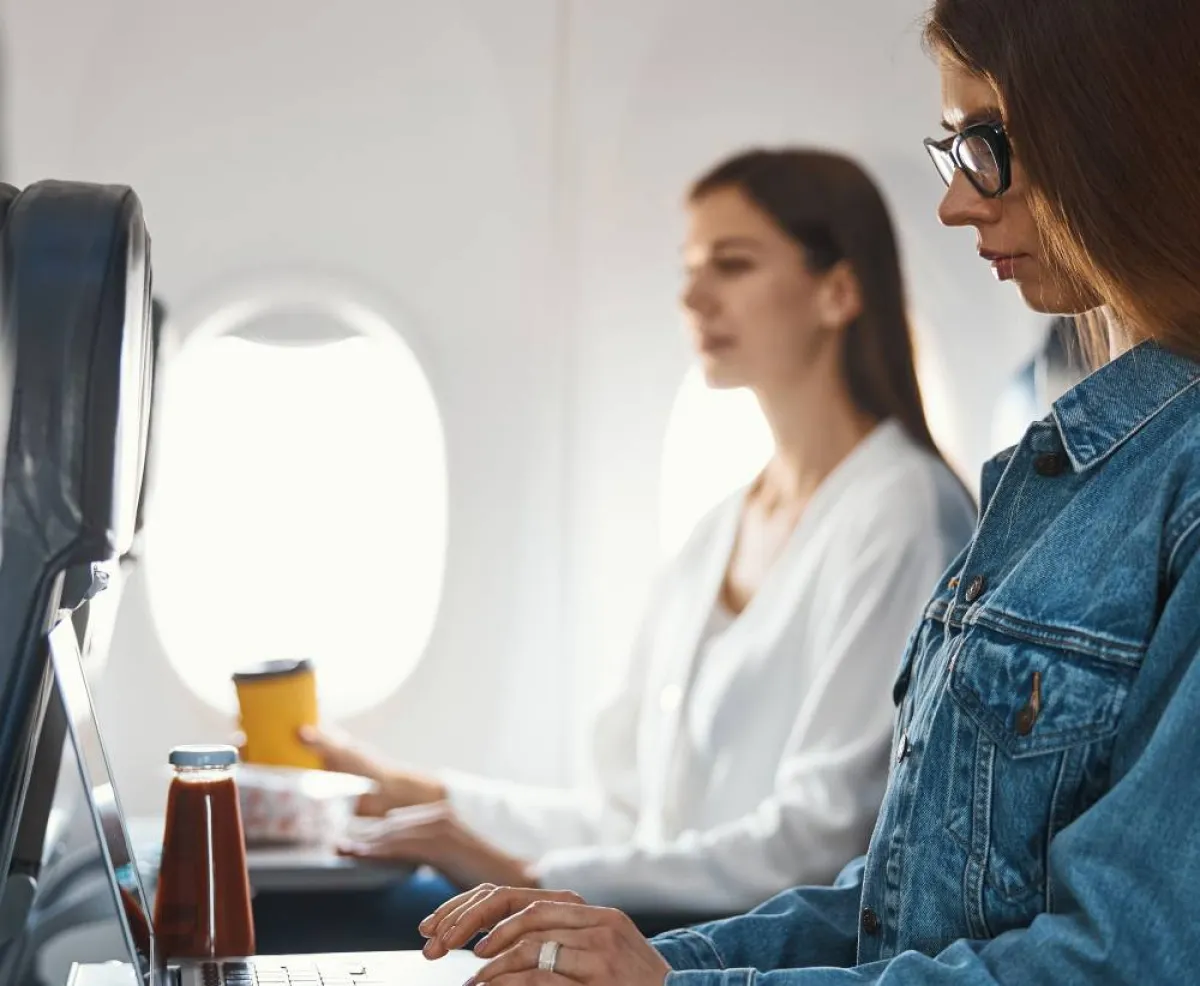 الاستمتاع بأجواء السفر داخل الطائرة