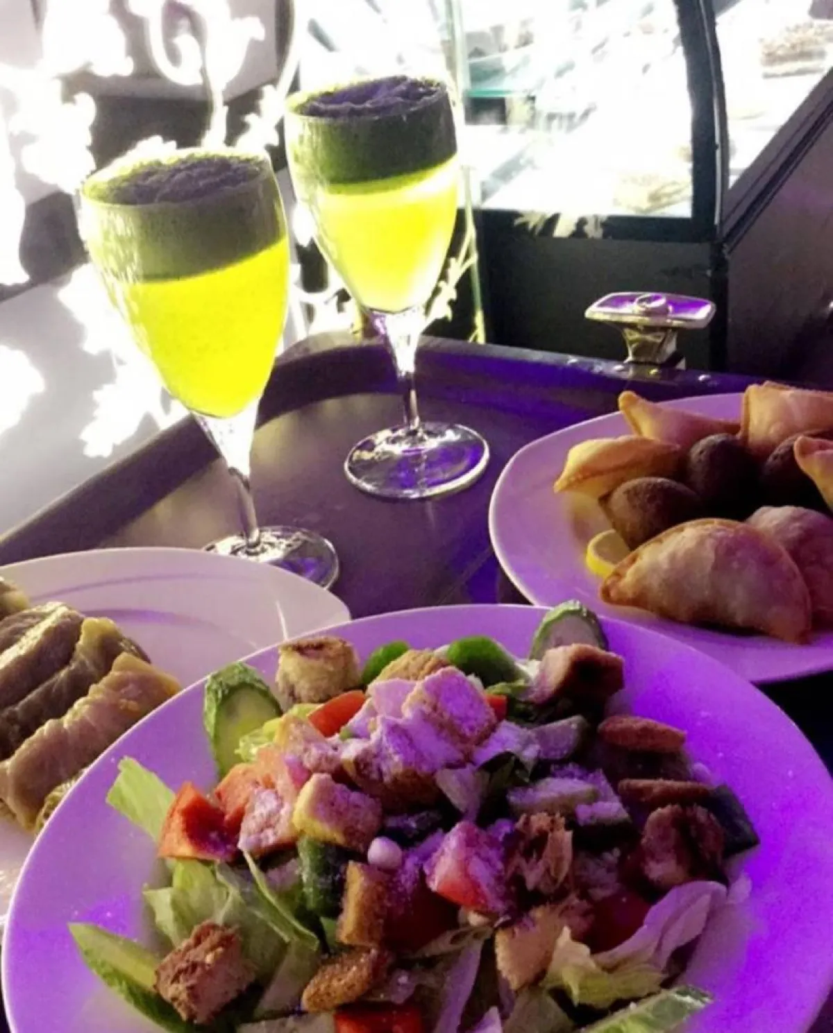 تقدم الكافيهات المسائية جلسات هادئة وراقية 