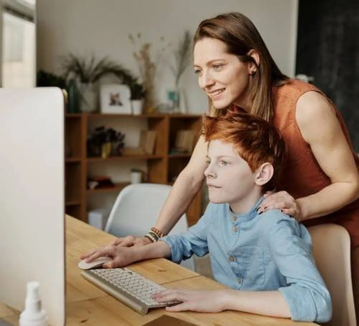 صورة لأم تتابع مذاكرة ولدها