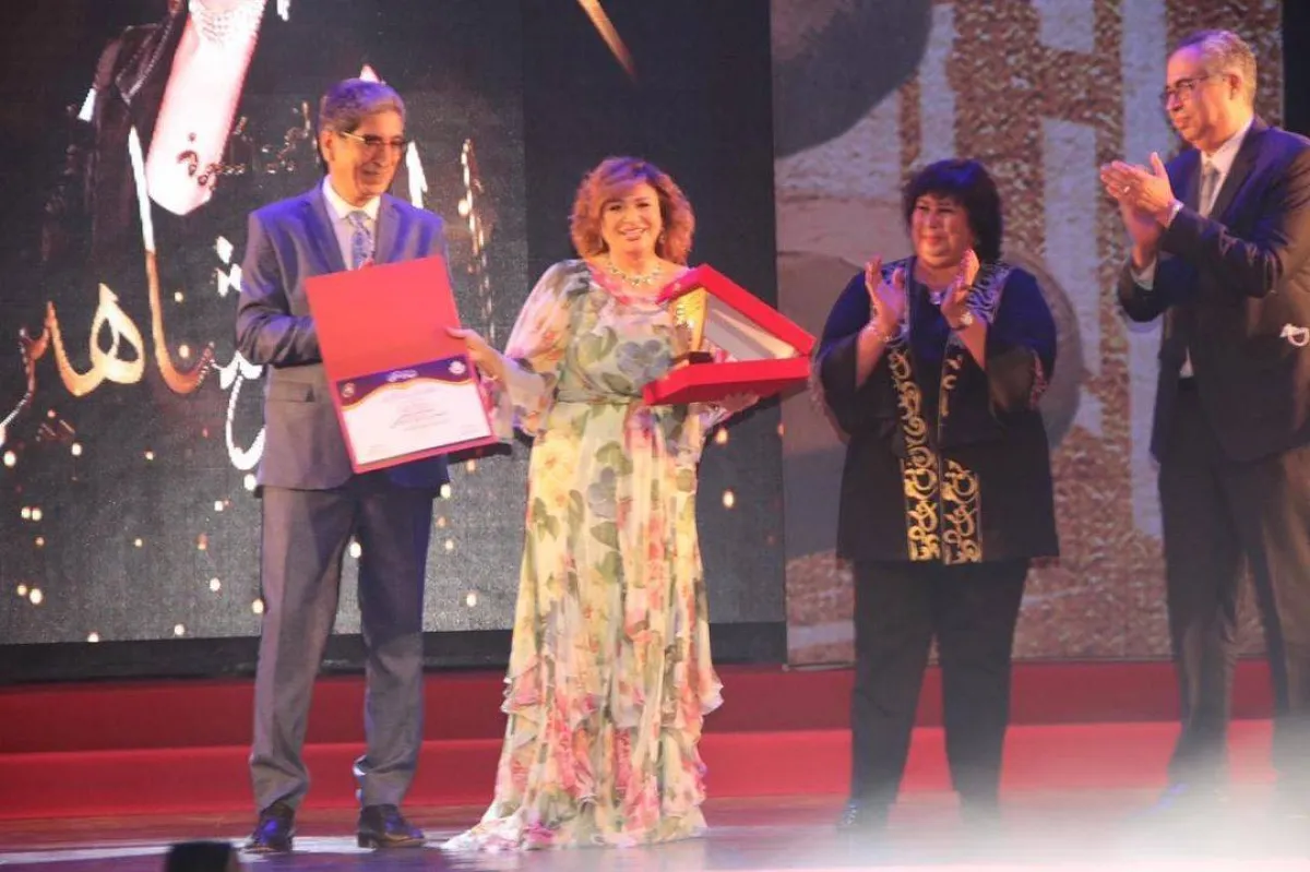 إلهام شاهين خلال تكريمها في مهرجان المسرح القومي - الصورة من حسابها على انستغرام
