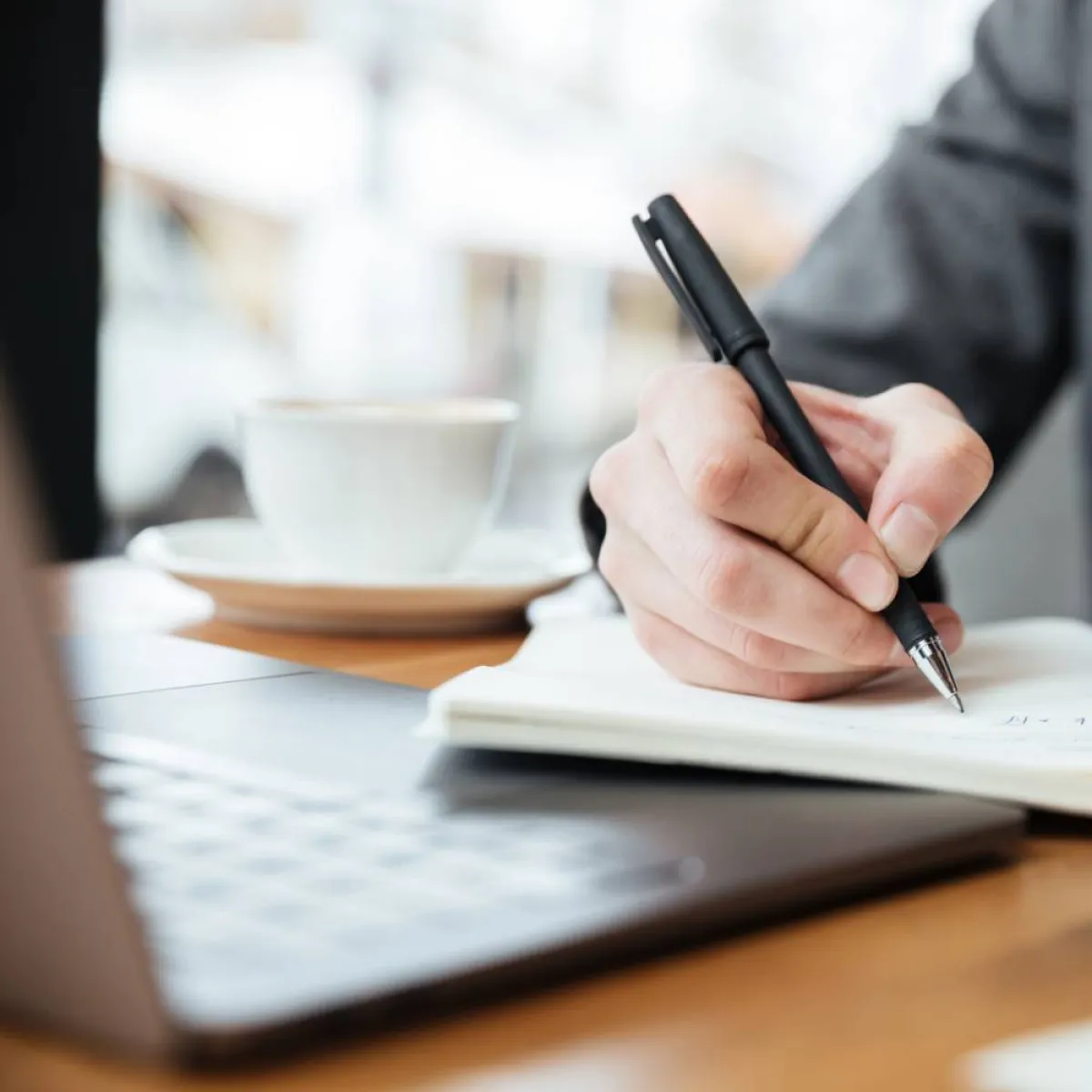  الفرق بين الروائي والمؤرخ