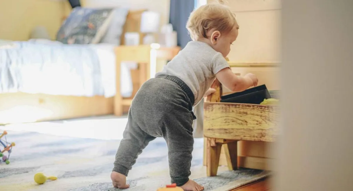 صورة لطفل يرتكز حتى يمشي