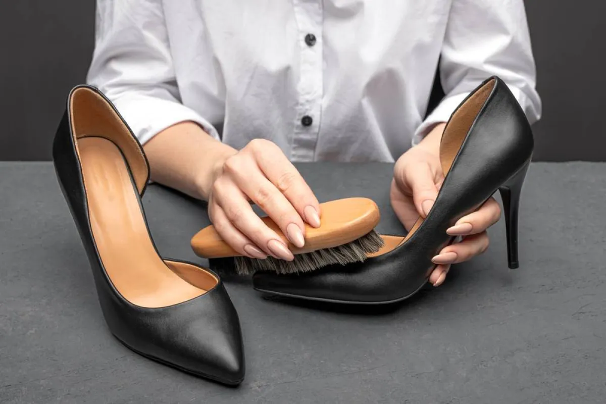 طرق تلميع الأحذية الجلدية
