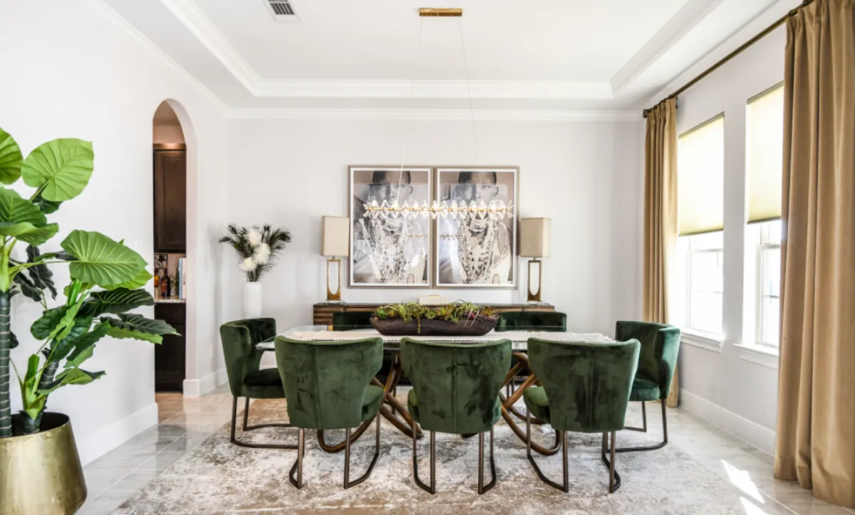 غرفة سفرة باللونين الأبيض والأخضر