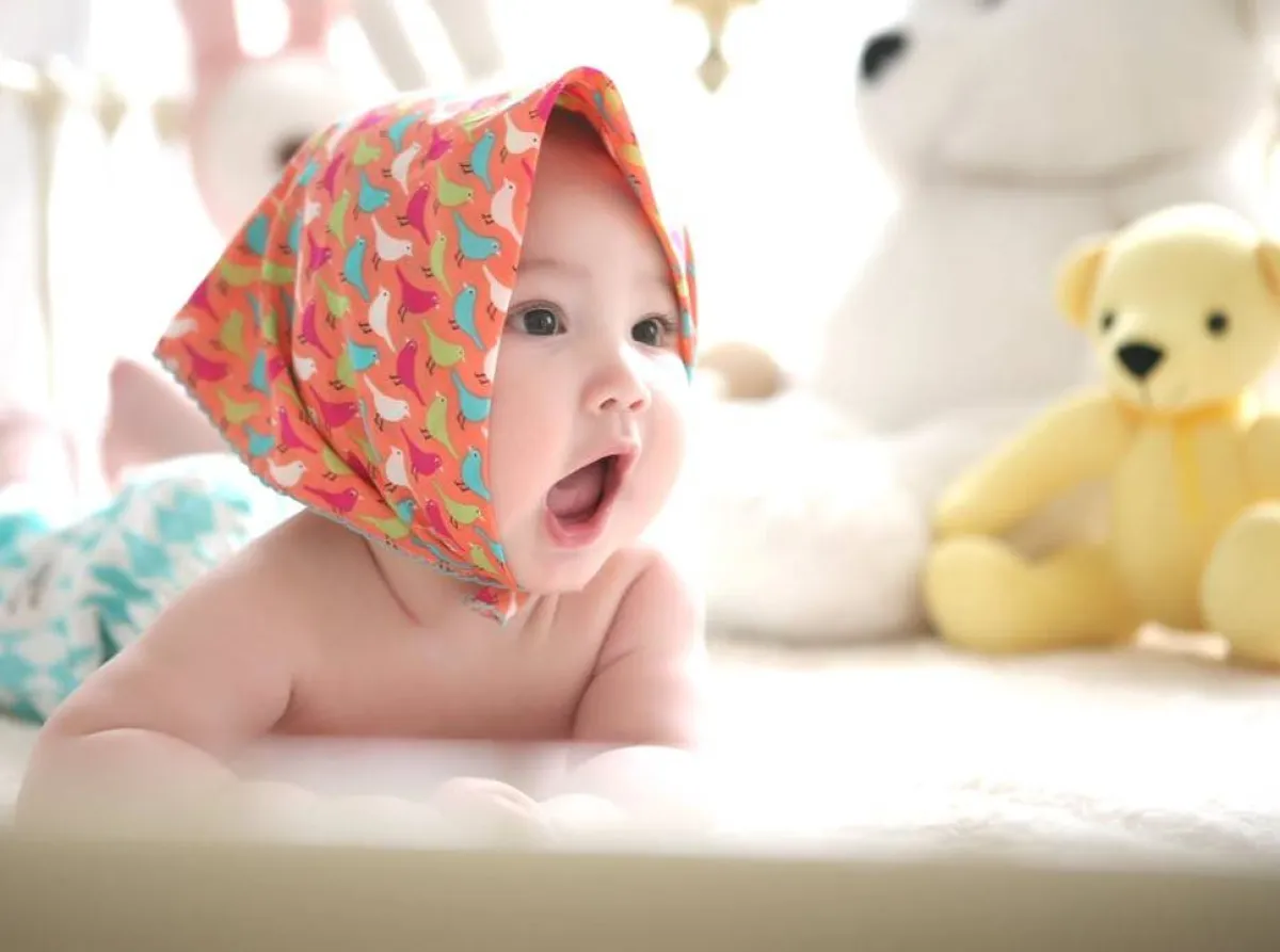 صورة لطفل صغير ينتظر أمه