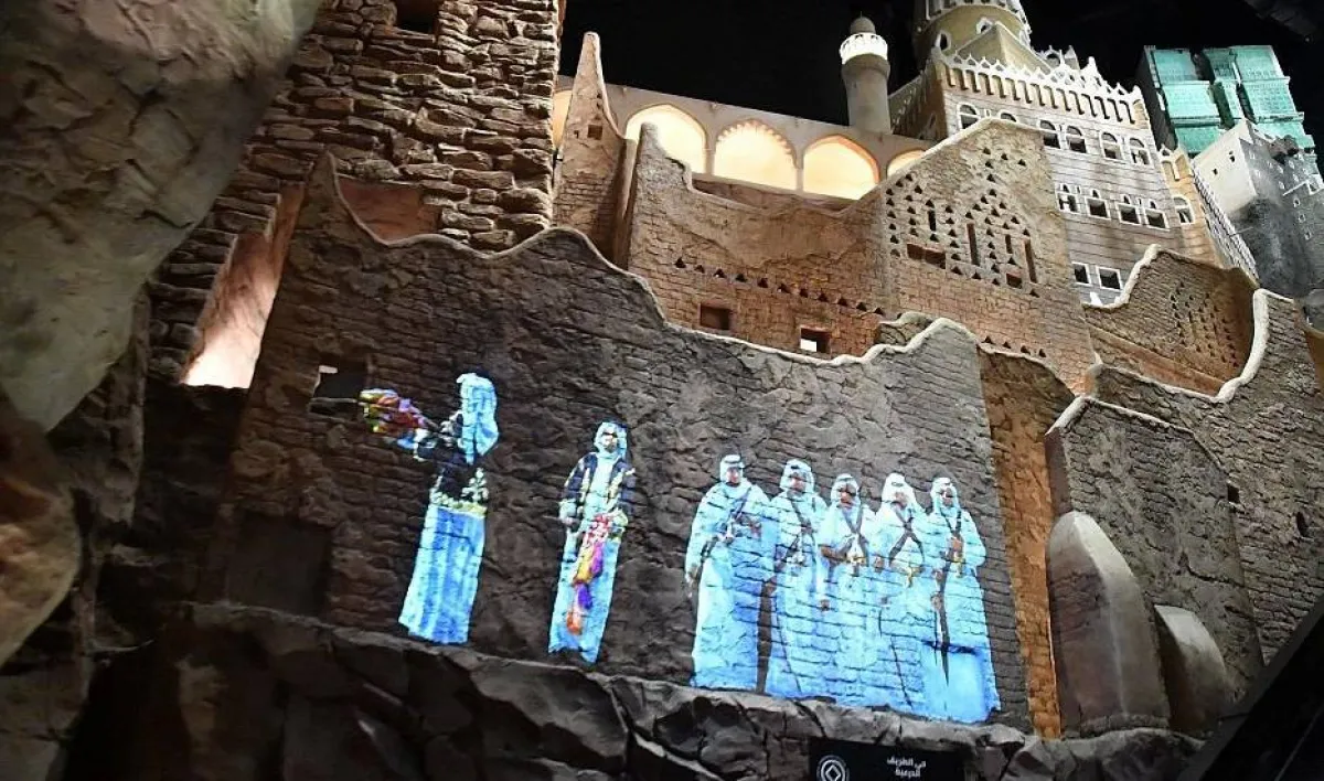 شرح لمدلولات العرضة وتفاصيل الزي السعودي عبر الشاشة الخارجية للجناح. المصدر (واس)