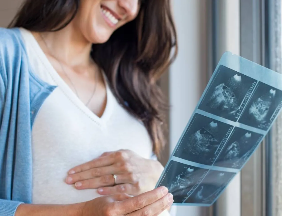 صورة لأم تطالع الألتراساوند