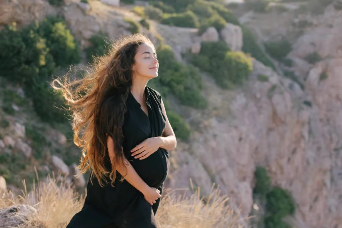 صورة لحامل في الهواء الطلق